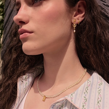 Izabel øreringe fra Maanesten er feminine og detaljerige øreringe 3